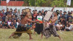 Festival peresean Lombok digelar di halaman kantor Brida NTB. (Iba)