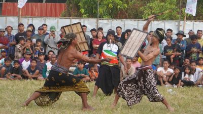 Festival peresean Lombok digelar di halaman kantor Brida NTB. (Iba)