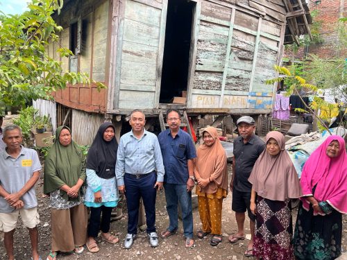 Anggota Komisi V DPR RI Mori Hanafi bersama masyarakat di Dapilnya di Pulau Sumbawa. (Iba)