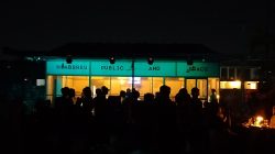 Puluhan pengunjung saat menikmati hiburan disuguhkan Headbreu di rooftop Mataram Mall. (Iba)