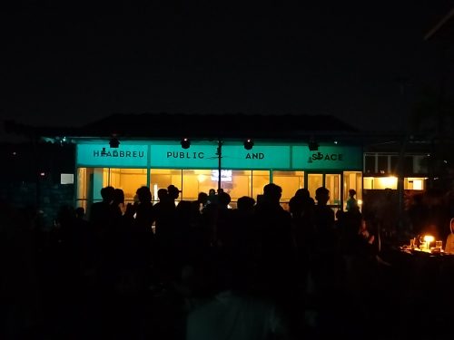 Puluhan pengunjung saat menikmati hiburan disuguhkan Headbreu di rooftop Mataram Mall. (Iba)