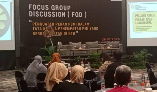 Direktur Jenderal Penempatan dan Perlindungan PMI dari Kementerian Pelindungan Pekerja Migran Indonesia (KP2MI), Ahnas, saat memberikan sambutan pada FGD yang dihadiri Plt Kadis Nakertrans NTB Baiq Nelly Yuniarti. (Iba)!