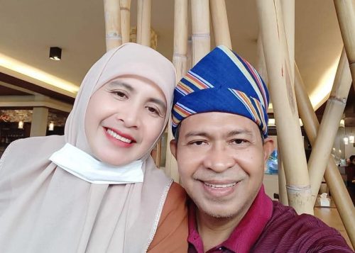(Suami istri) Dua tokoh masyarakat Langgudu Kabupaten Bima Misfalah-Prof Muhammad. (Iba/Dokumen Facebook Misfalah)
