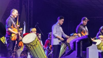 Gubernur NTB Lau Muhamad Iqbal bersama Wakil Presiden Gibran Rakabuming Raka dan Menpora saat menutup resmi Fornas VIII 2025 di Lapangan Eks Bandara Selaparang, 1 Agustus 2025 malam. (Iba)