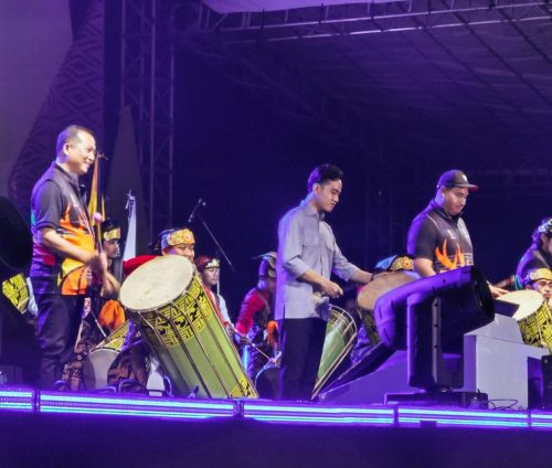 Gubernur NTB Lau Muhamad Iqbal bersama Wakil Presiden Gibran Rakabuming Raka dan Menpora saat menutup resmi Fornas VIII 2025 di Lapangan Eks Bandara Selaparang, 1 Agustus 2025 malam. (Iba)