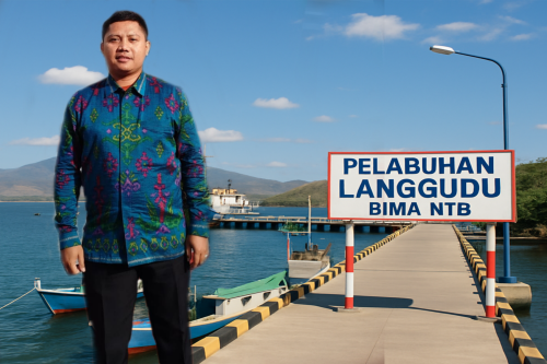 Tokoh pemuda Langgudu Syarif Hidayat berlatar ilustrasi pelabuhan Langgudu Bima. (Iba)