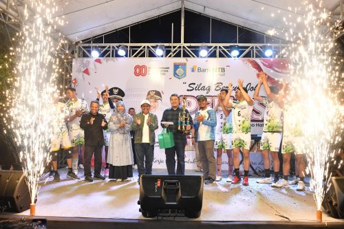 Detikntbcom - Pertandingan final yang sengit dan penuh semangat mewarnai penutupan Turnamen Bola Voli Bupati Lombok Barat Cup 2025.