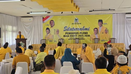 Ketua DPD Partai Golkar NTB yang juga Wali Kota Mataram menggelar rapat pleno bersama pengurus baru periode 2025-2030 di kantor Golkar di Mataram, Rabu 17 September 2205. (Iba)