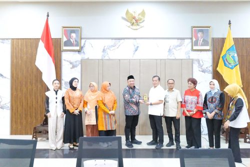 Wakil Ketua Komisi X DPR RI Lalu Hadrian Irfani dan rombongan menyerahkan dukungan PON 2028 kepada Gubernur NTB Lalu Muhamad Iqbal. (Iba/Ist)