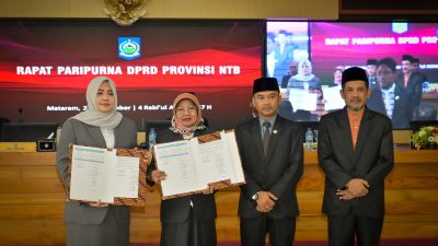 Wakil Gubernur NTB Indah Dhamayanti Putri dan Ketua DPRD NTB didampingi Wakil Ketua Lalu Wirajaya dan Yek Agik usai menandatangani APBD-P Tahun Anggaran 2025 pada Paripurna yang digelar, Jumat 26 September 2025. (Iba)