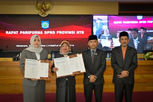Wakil Gubernur NTB Indah Dhamayanti Putri dan Ketua DPRD NTB didampingi Wakil Ketua Lalu Wirajaya dan Yek Agik usai menandatangani APBD-P Tahun Anggaran 2025 pada Paripurna yang digelar, Jumat 26 September 2025. (Iba)