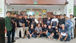 Lembaga Swadaya Masyarakat (LSM) Laskar NTB dipimpin M Agus Setiawan melaporkan dugaan korupsi ke Kejati NTB, Senin 29 September 2025. (Iba)