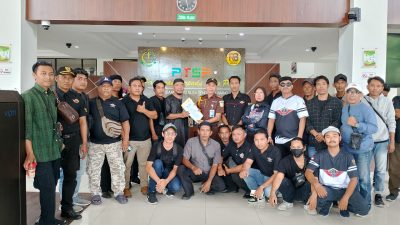 Lembaga Swadaya Masyarakat (LSM) Laskar NTB dipimpin M Agus Setiawan melaporkan dugaan korupsi ke Kejati NTB, Senin 29 September 2025. (Iba)