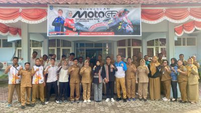 Plh. Kepala Dispora NTB, Asnirawati bersama sejumlah pegawai Dispora menggelar pelepasan resmi dua peserta Pertukaran Pemuda Antar Provinsi (PPAP) 2025 asal NTB. (Iba)