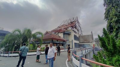 Kondisi kantor DPRD NTB usia dibakar massa beberapa waktu lalu. (Iba)
