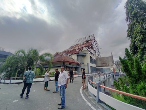 Kondisi kantor DPRD NTB usia dibakar massa beberapa waktu lalu. (Iba)