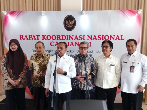 Deputi I Bidang Koordinasi Politik Dalam Negeri Kemenko Polkam, Mayjen TNI Heri Wiranto didampingi Deputi Bidang Statistik Sosial BPS RI, Ateng Hartono Direktur Jenderal Politik dan Pemerintahan Umum - Kementerian Dalam Negeri Bahtiar Baharuddin, Guru Besar Ilmu Politik Universitas Indonesia Prof. Maswadi Rauf, Perencana Ahli Madya, Direktorat Ideologi, Kebangsaan, Politik, dan Demokrasi - Kementerian PPN/Bappenas Maharani dan Kepala BPS NTB Wahyudin saat menggelar konferensi pers. (Iba)