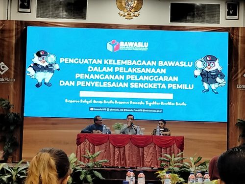 Anggota Komisioner KPUD NTB Agus Hilman bersama narasumber lainnya saat menjadi pembicara dalam kegiatan penguatan kelembagaan yang digelar Bawaslu NTB, Sabtu 27 September 2025. (Iba)