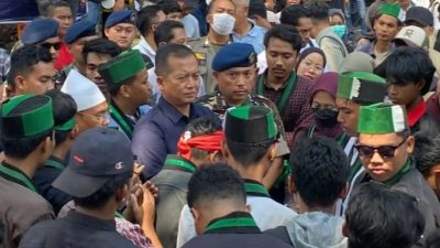 Gubernur NTB Lalu Muhamad Iqbal saat menemu massa aksi dari HMI Cabang Mataram, Senin 1 September 2025 kemarin. (Iba/Ist)