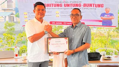 Pemimpin Redaksi Detikntb.com saat menyerahkan piagam penghargaan kepada Anggota Komisi IV DPRD NTB Syamsul Fikri usai menjadi narasumber pada dialog yang digelar Detikntb.com pada, Jumat 5 September 2025. (Iba)