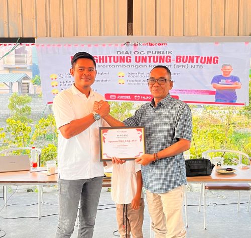 Pemimpin Redaksi Detikntb.com saat menyerahkan piagam penghargaan kepada Anggota Komisi IV DPRD NTB Syamsul Fikri usai menjadi narasumber pada dialog yang digelar Detikntb.com pada, Jumat 5 September 2025. (Iba)