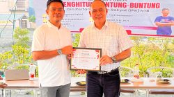 Pemimpin Redaksi (Pemred) Detikntbcom Ibrahim Bram Abdollah saat menyerahkan piagam penghargaan kepada Kabid Hukum Polda NTB Kombes Pol Azas Siagian usai dialog publik pada, Jumat 5 September 2025. (Iba)