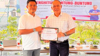 Pemimpin Redaksi (Pemred) Detikntbcom Ibrahim Bram Abdollah saat menyerahkan piagam penghargaan kepada Kabid Hukum Polda NTB Kombes Pol Azas Siagian usai dialog publik pada, Jumat 5 September 2025. (Iba)