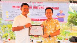 Pemimpin Redaksi (Pemred) Detikntbcom Ibrahim Bram Abdollah sata menyerahkan piagam penghargaan kepada Akademisi Unram Taufan Abadi saat dialog yang digelar, Jumat 5 September 2025. (Iba)