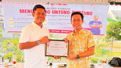 Pemimpin Redaksi (Pemred) Detikntbcom Ibrahim Bram Abdollah sata menyerahkan piagam penghargaan kepada Akademisi Unram Taufan Abadi saat dialog yang digelar, Jumat 5 September 2025. (Iba)