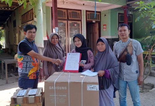 Kepala Bidang Pemberdayaan dan Pengembangan Sumber Daya (PDS) Kepemudaan Dispora NTB, Tarmidzi dan tim menyerahkan 20 paket bantuan untuk pemuda. (Iba/Ist)