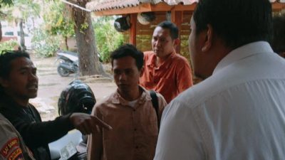 Massa aksi dari Forum Pemuda NTB Melawan (FPNM) saat adu mulut dengan pegawai Balai Pelaksana Pemilihan Jasa Konstruksi (BP2JK) Wilayah NTB dan Balai Prasarana Permukiman Wilayah (BPPW) NTB saat menggelar aksi. (Iba)