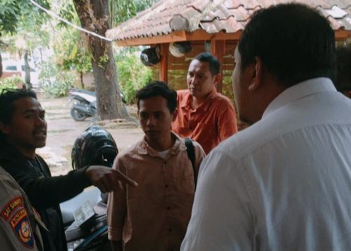 Massa aksi dari Forum Pemuda NTB Melawan (FPNM) saat adu mulut dengan pegawai Balai Pelaksana Pemilihan Jasa Konstruksi (BP2JK) Wilayah NTB dan Balai Prasarana Permukiman Wilayah (BPPW) NTB saat menggelar aksi. (Iba)