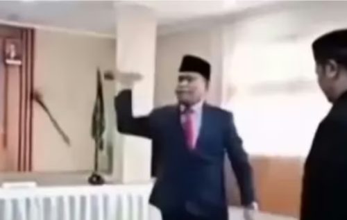 Viral video lempar stand mikrofon yang dilakukan oleh Kakanwil Kemenag NTB Zamroni Aziz saat melantik pejabat di Dompu. (Iba/Ist)