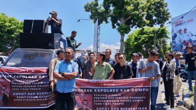 Aliansi Masyarakat Dompu Menggugat (AMD-G) pada Kamis, 2 Oktober 2025 menggelar aksi di depan Mapolda NTB, Mataram, mendesak Kapolda mengambil langkah tegas terhadap jajarannya di Polres Dompu. (Iba)