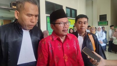 Mantan Sekretaris Daerah (Sekda) Provinsi NTB, Rosiady Husaenie Sayuti usai menyampaikan pledoi atau nota pembelaannya dalam sidang lanjutan kasus dugaan korupsi pembangunan Nusa Tenggara Barat Convention Center (NCC) di Pengadilan Tindak Pidana Korupsi (Tipikor) Mataram, Senin (6/10/2025). (Iba)