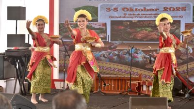 Tari Wura Bongi Monca dari suku Mbojo ditampilkan saat membuka Lombok Sumbawa Festival di kawasan Sirkuit Mandalika, Lombok Tengah, Sabtu (4/10). (Iba)