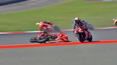 Terlihat tikungan ke-7, Marquez terlibat senggolan dengan Marco Bezzecchi yang menyebabkan keduanya terjatuh dan keluar lintasan. Motor Marquez terseret ke area gravel, memicu pengibaran bendera kuning di sektor dua. (Iba/Ist)
