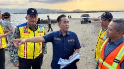 Anggota Komisi V DPR RI Dapil NTB 1 Mori Hanafi meninjau lokasi pembangunan jembatan Lewa Mori yang menghubungkan Desa Panda dengan Sondosia untuk memperpendek jarak dan memperlancar konektifitas Bima dan sekitarnya. (Iba)