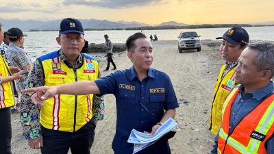 Anggota Komisi V DPR RI Dapil NTB 1 Mori Hanafi meninjau lokasi pembangunan jembatan Lewa Mori yang menghubungkan Desa Panda dengan Sondosia untuk memperpendek jarak dan memperlancar konektifitas Bima dan sekitarnya. (Iba)