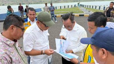 Anggota Komisi V DPRD RI Mori Hanafi saat melakukan kunjungan kerja bersama Direktur Irigasi dan Rawa Kementerian Pekerjaan Umum, Yosiandi Radi Wicaksono, serta Kepala Balai Besar Wilayah Sungai (BBWS) Nusa Tenggara I, Rabu (9/10) di Bendungan Tanju Kabupaten Dompu. (Iba)