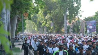 Puluhan ribu peserta jalan sehat sambut HUT Madrasah NWDI. (Iba)