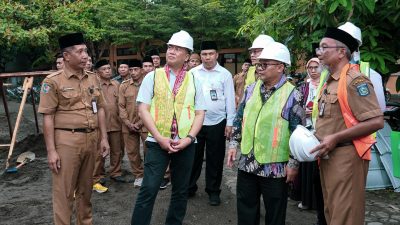 Gubernur NTB Lalu Muhamad Iqbal mendampingi Menteri Pendidikan Dasar dan Menengah (Mendikdasmen) Abdul Mu’ti saat meninjau salah satu sekolah di Mataram. (Iba)