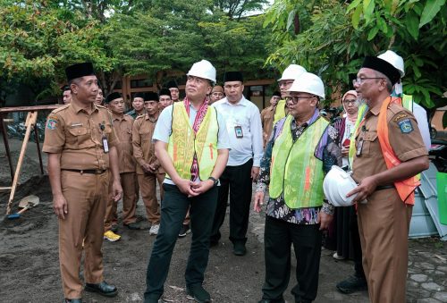 Gubernur NTB Lalu Muhamad Iqbal mendampingi Menteri Pendidikan Dasar dan Menengah (Mendikdasmen) Abdul Mu’ti saat meninjau salah satu sekolah di Mataram. (Iba)
