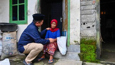 Gubernur Lalu Muhamad Iqbal turun ke desa-desa miskin untuk melihat dari dekat kondisi masyarakat. Pemprov NTB meluncurkan program Desa Berdaya untuk mengatasi kemiskinan. (Iba)
