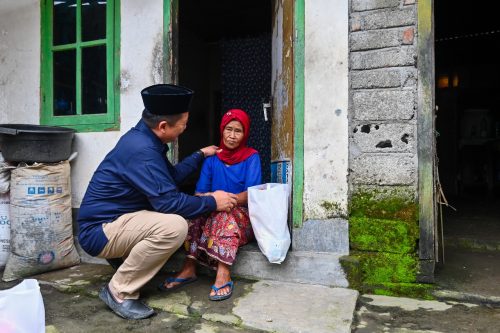 Gubernur Lalu Muhamad Iqbal turun ke desa-desa miskin untuk melihat dari dekat kondisi masyarakat. Pemprov NTB meluncurkan program Desa Berdaya untuk mengatasi kemiskinan. (Iba)