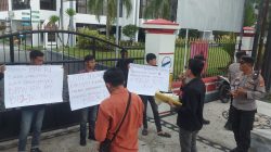 Puluhan mahasiswa yang tergabung dalam Forum Solidaritas Mahasiswa Nusa Tenggara Barat (FSM-NTB) menggelar aksi unjuk rasa di sejumlah kantor strategis di Kota Mataram, Kamis (30/10/2025). (Iba)