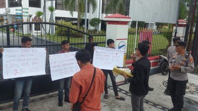 Puluhan mahasiswa yang tergabung dalam Forum Solidaritas Mahasiswa Nusa Tenggara Barat (FSM-NTB) menggelar aksi unjuk rasa di sejumlah kantor strategis di Kota Mataram, Kamis (30/10/2025). (Iba)
