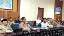 Anggota Komisi V DPR RI Mori Hanafi saat menggelar reses bersama dengan Kepala Dinas PUPR NTB Sadimin, Kepala Bappeda NTB Iswandi, Kepala Dinas Perkim NTB, Kepala BWS NT 1 serta sejumlah Kepala Balai PUPR di ruang rapat Dinas PUPR NTB, Senin (6/10/2025) di Mataram. (Iba)