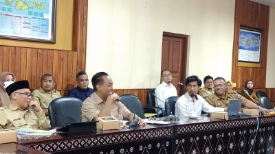 Anggota Komisi V DPR RI Mori Hanafi saat menggelar reses bersama dengan Kepala Dinas PUPR NTB Sadimin, Kepala Bappeda NTB Iswandi, Kepala Dinas Perkim NTB, Kepala BWS NT 1 serta sejumlah Kepala Balai PUPR di ruang rapat Dinas PUPR NTB, Senin (6/10/2025) di Mataram. (Iba)