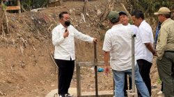 Anggota Komisi V DPR RI Dapil NTB 1 Mori Hanafi meninjau pekerjaan rehabilitasi dan peningkatan jaringan utama irigasi di Desa Cenggu, Kecamatan Belo, Kabupaten Bima, Rabu 9 Oktober 2025. (Iba)